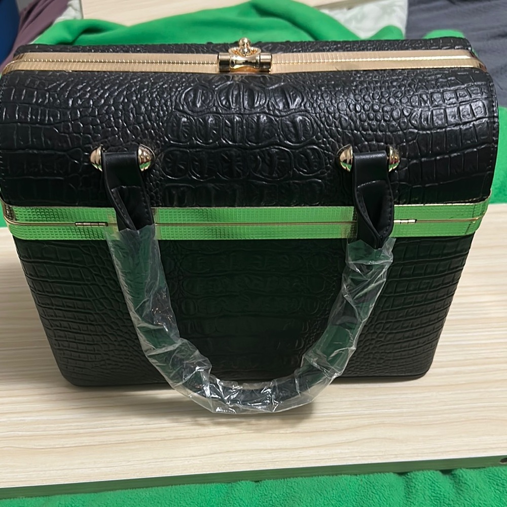 Elegant Black Crocodile-Embossed Women's Bag